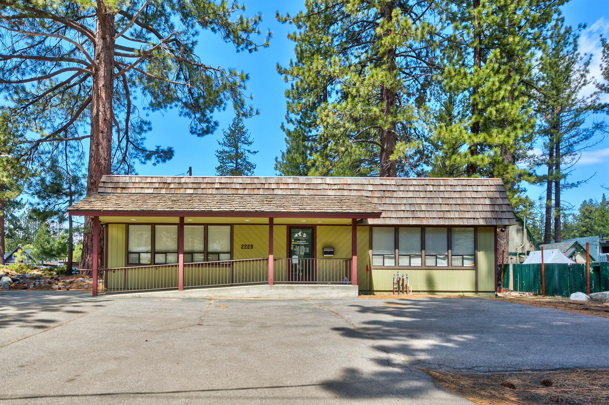 2229 Barton Ave, South Lake Tahoe, CA en venta Foto del edificio- Imagen 1 de 12