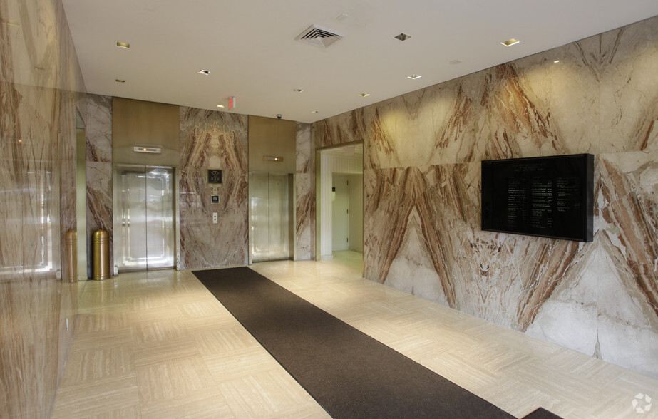 1000 Northern Blvd, Great Neck, NY en alquiler - Lobby - Imagen 3 de 6