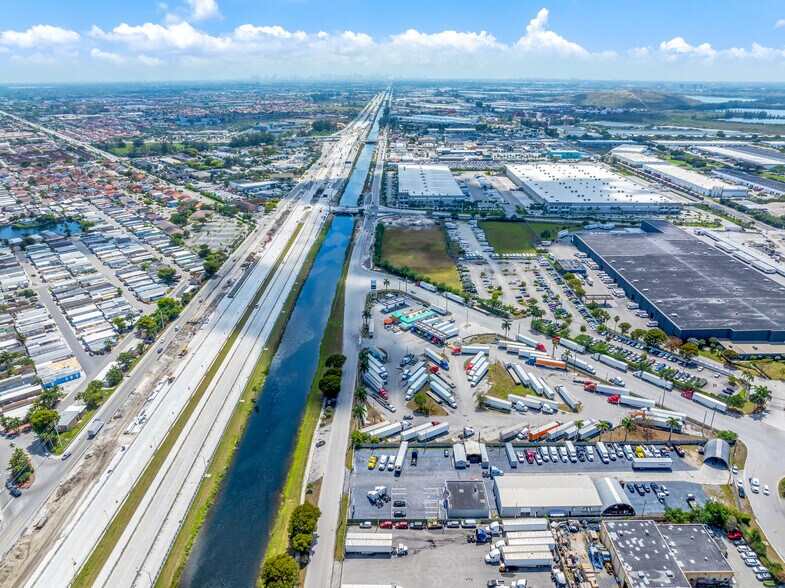 12200 NW S River Dr, Miami, FL en venta - Foto del edificio - Imagen 2 de 32