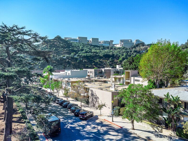 833 Moraga Dr, Los Angeles, CA en venta - Foto del edificio - Imagen 1 de 36