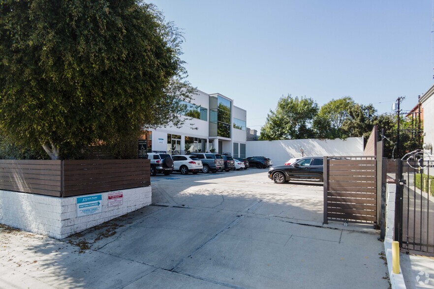 8701 Bellanca Ave, Los Angeles, CA en alquiler - Foto del edificio - Imagen 1 de 5