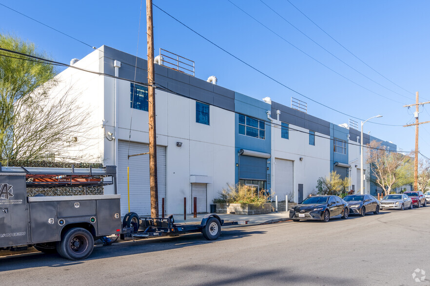 9215 Cranford Ave, Arleta, CA en alquiler - Foto del edificio - Imagen 2 de 22