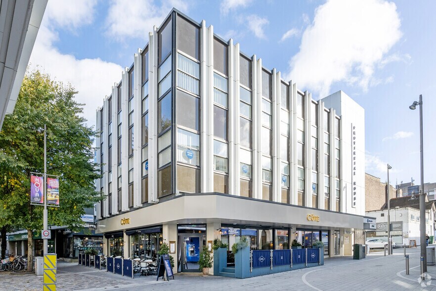 63-75 Commercial Way, Woking, GU21 6HN cartera de 7 inmuebles en venta en LoopNet.es - Foto principal - Imagen 2 de 7