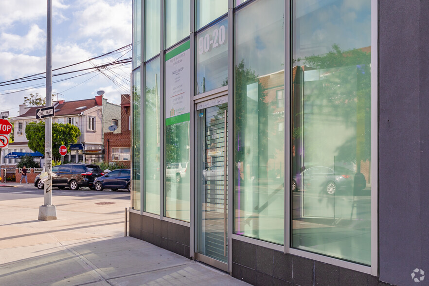 9020 Elmhurst Ave, Jackson Heights, NY en alquiler - Foto del edificio - Imagen 3 de 3