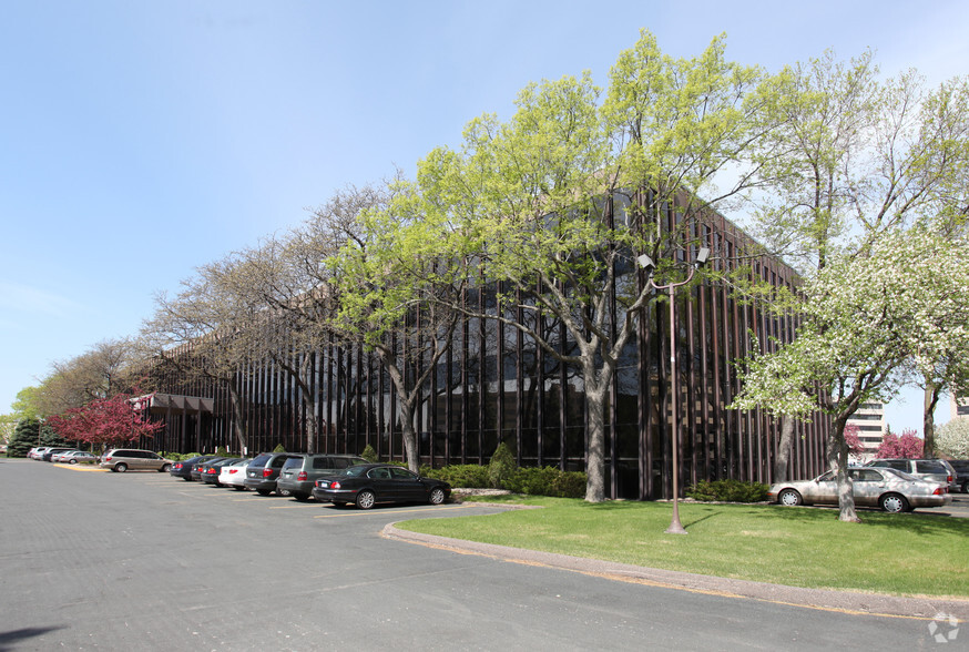 7400 Metro Blvd, Edina, MN en alquiler - Foto del edificio - Imagen 2 de 18