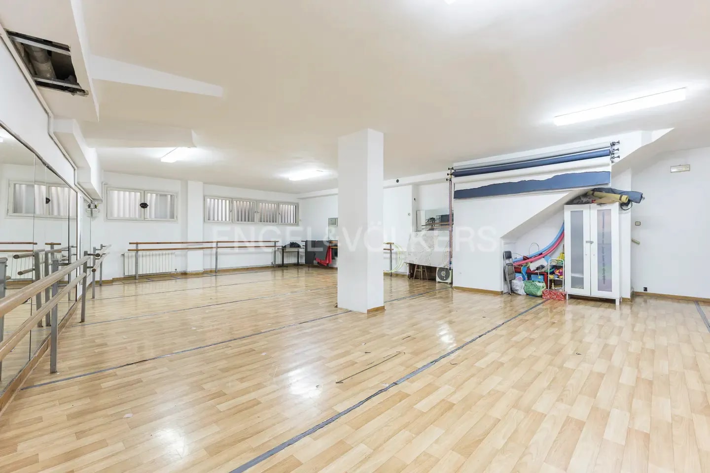 Amplio locales cerca de la Plaza Lesseps cartera de 2 inmuebles en venta en LoopNet.es Foto del interior- Imagen 1 de 26