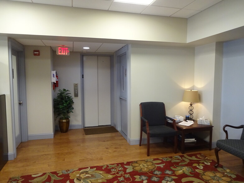 8 Capitol Street and 800 Kanawha Blvd E, Charleston, WV en alquiler - Foto del interior - Imagen 3 de 9