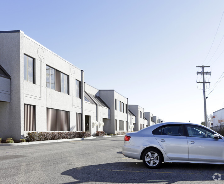 4555 Boul Des Grandes-Prairies, Saint-leonard, QC en alquiler - Foto del edificio - Imagen 2 de 2