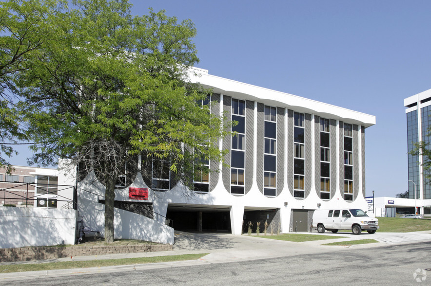 10701 W North Ave, Wauwatosa, WI en alquiler - Foto del edificio - Imagen 3 de 5