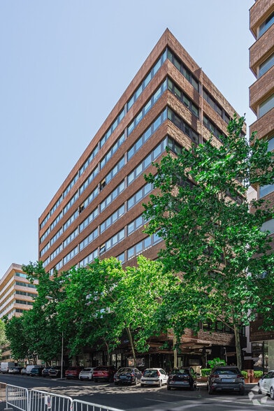 Calle Poeta Joan Maragall, 38, Madrid, Madrid en alquiler - Foto del edificio - Imagen 2 de 4