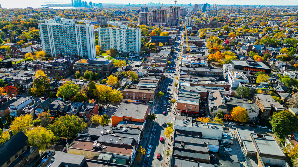 955-957 Bloor St W, Toronto, ON cartera de 2 inmuebles en venta en LoopNet.es - Foto del edificio - Imagen 2 de 3