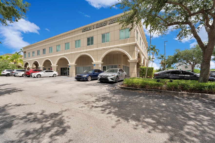 400 N Hiatus Rd, Pembroke Pines, FL en alquiler - Foto del edificio - Imagen 1 de 25