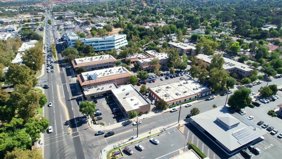 23548-23560 Lyons Ave, Newhall, CA en alquiler - Vídeo de anuncio comercial - Imagen 2 de 9