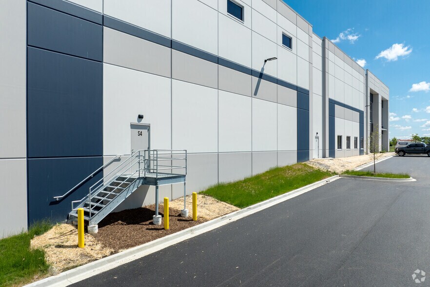 1401 N. Kirk Road, Batavia, IL en venta - Foto del edificio - Imagen 3 de 12