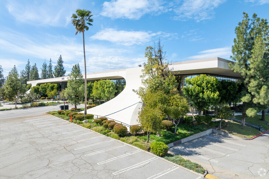 20525 Nordhoff St, Chatsworth, CA en alquiler - Foto del edificio - Imagen 1 de 2