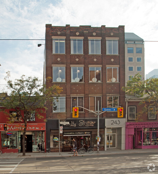 241-243 Queen St W, Toronto, ON en alquiler - Foto del edificio - Imagen 2 de 4