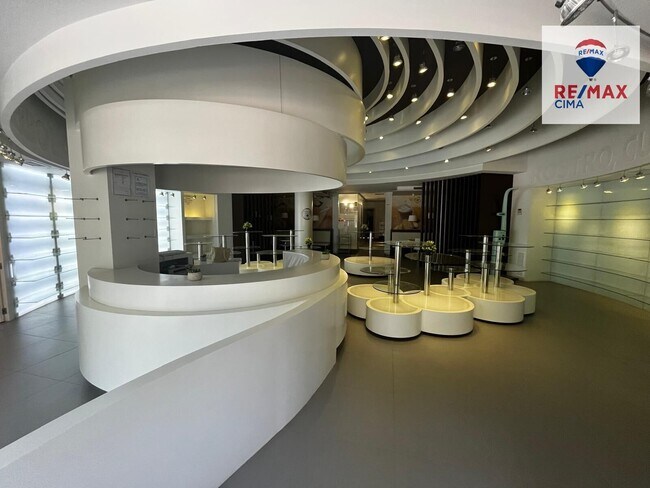 Más detalles de Avenida Tierno Galván, 2, Loja - Local en alquiler