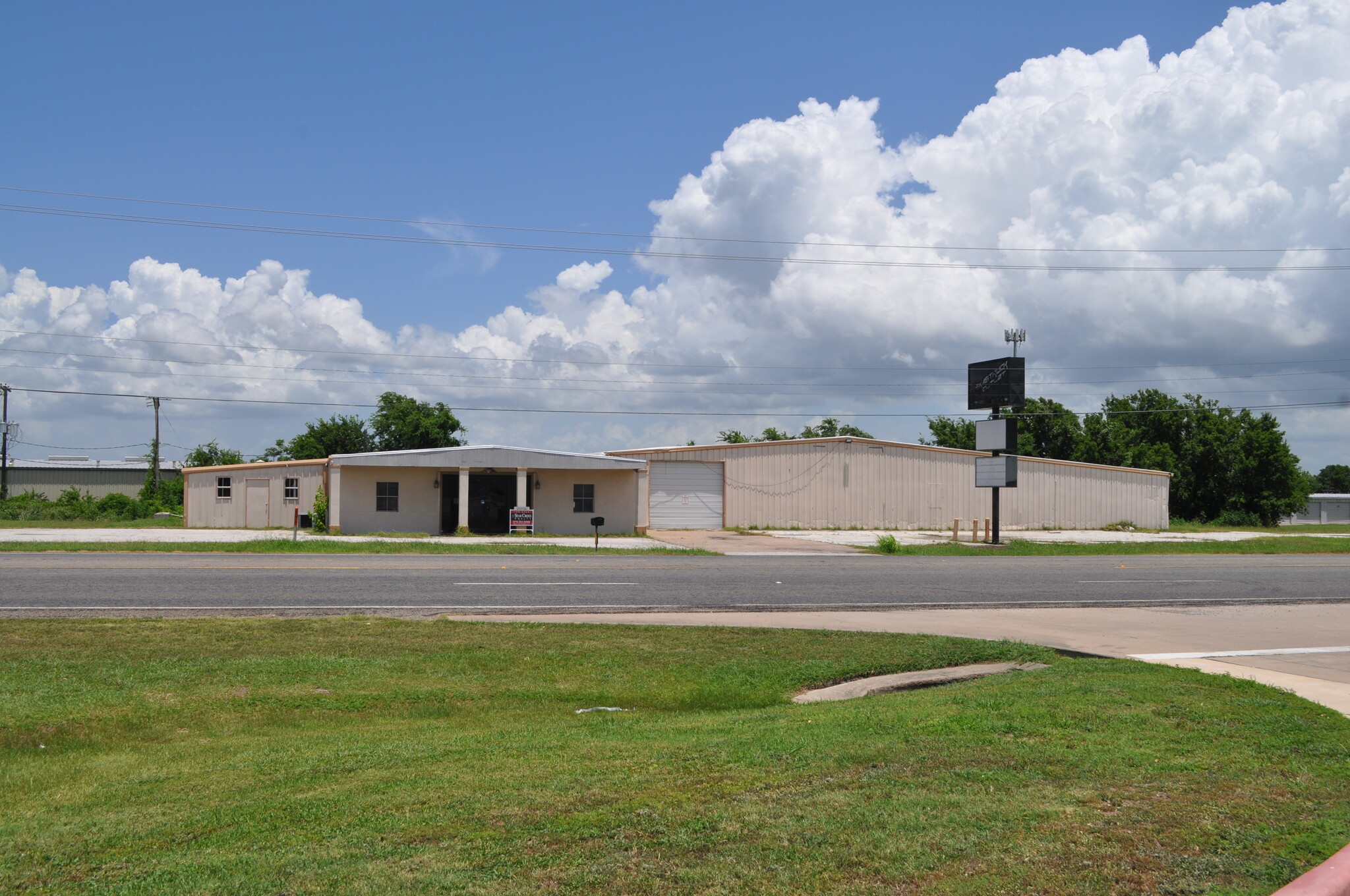 1501 S Blue Bell Rd, Brenham, TX en venta Foto del edificio- Imagen 1 de 28