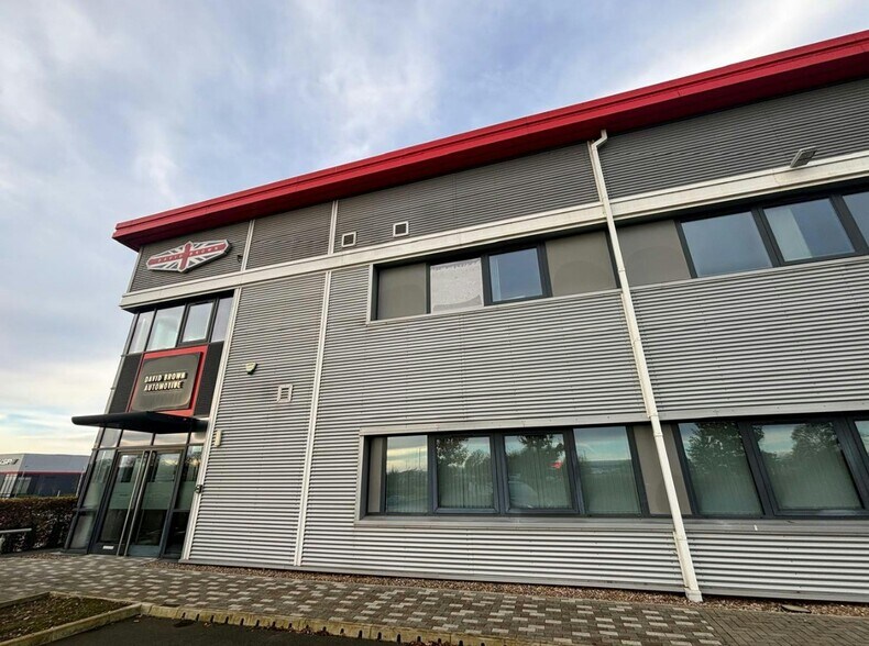 1116 Dadford Rd, Silverstone en alquiler - Foto del edificio - Imagen 2 de 4