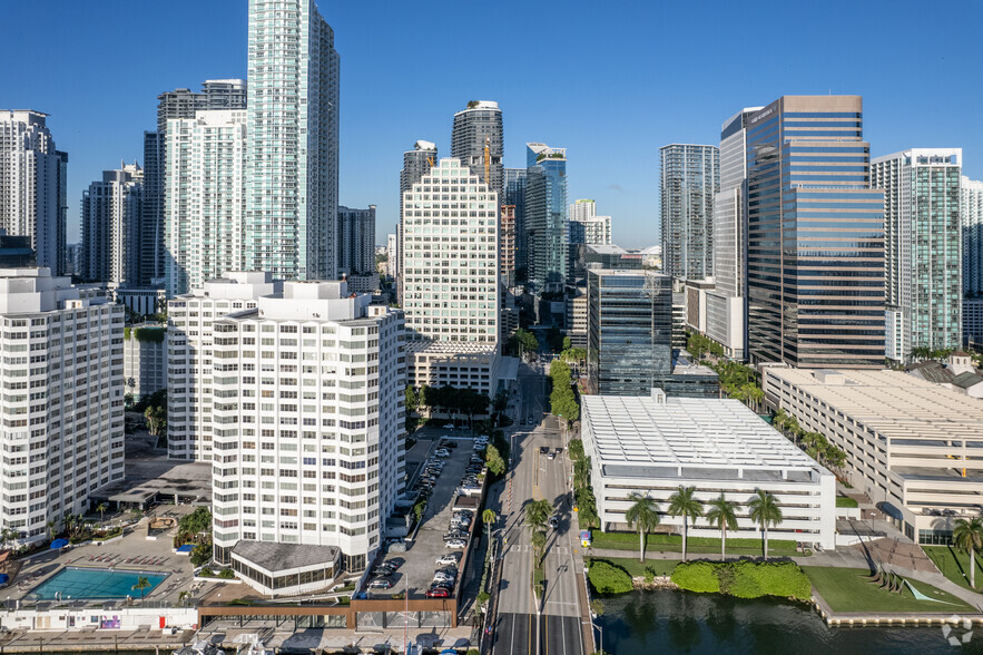 801 Brickell Bay Dr, Miami, FL en venta - Foto del edificio - Imagen 3 de 11