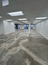 18425 Burbank Blvd, Tarzana, CA en alquiler Foto del edificio- Imagen 2 de 3