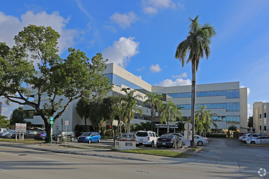 815 NW 57th Ave, Miami, FL en alquiler - Foto del edificio - Imagen 1 de 9