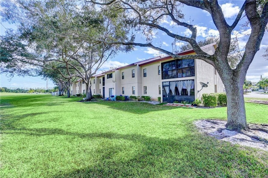 7941 Southgate Blvd, North Lauderdale, FL en venta - Foto del edificio - Imagen 1 de 46