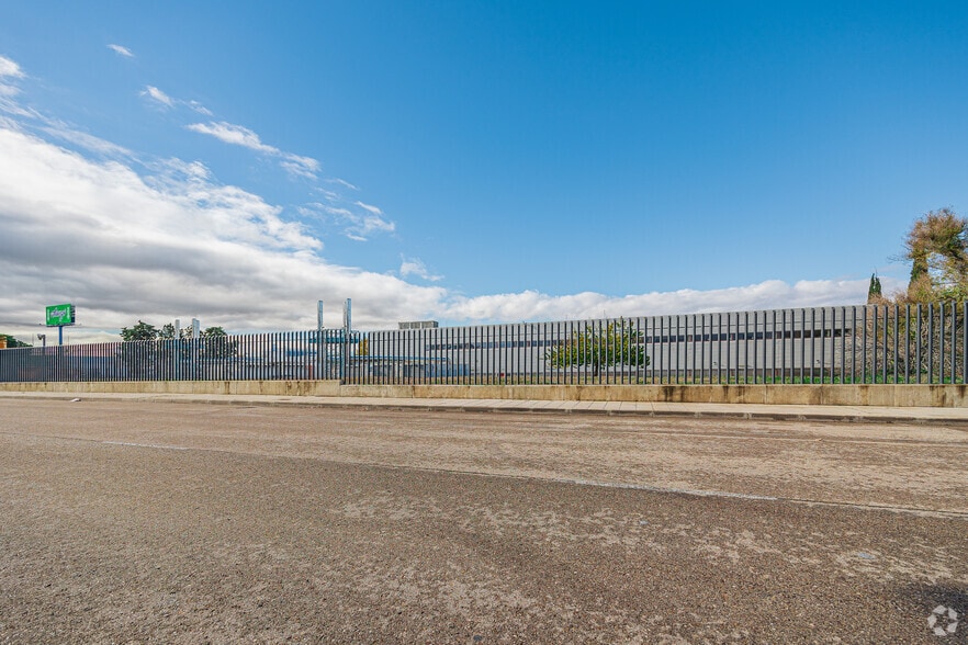 Calle Mar Adriático, 2, San Fernando de Henares, Madrid en alquiler - Foto del edificio - Imagen 2 de 3