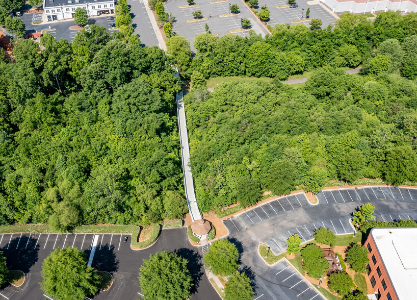 8936 N Pointe Executive Park Dr, Huntersville, NC en alquiler - Foto del edificio - Imagen 1 de 3