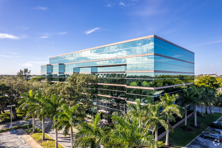 600 W Hillsboro Blvd, Deerfield Beach, FL en alquiler - Foto del edificio - Imagen 3 de 24