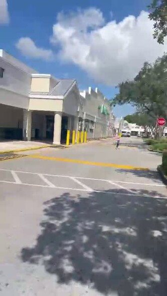 2436 W 60th St, Hialeah, FL en alquiler - Vídeo de anuncio comercial - Imagen 2 de 4