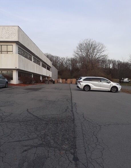 31 Elkay Dr, Chester, NY en alquiler - Foto del edificio - Imagen 3 de 7