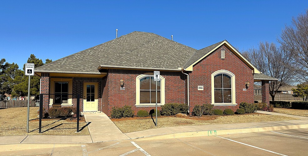 1955 W 33rd St, Edmond, OK en alquiler - Foto principal - Imagen 1 de 6