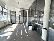 Espace lumineux avec un design moderne et épuré.