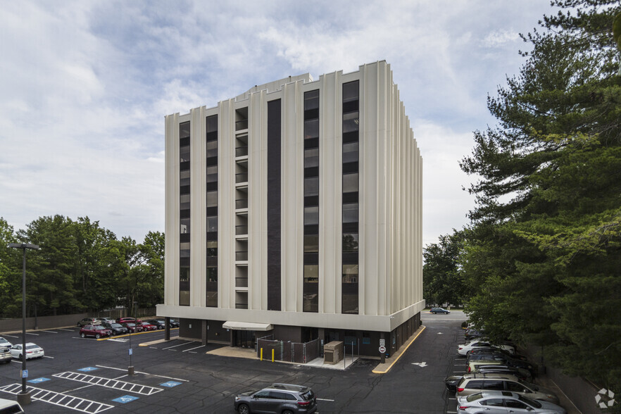 6066 Leesburg Pike, Falls Church, VA en alquiler - Foto del edificio - Imagen 2 de 7