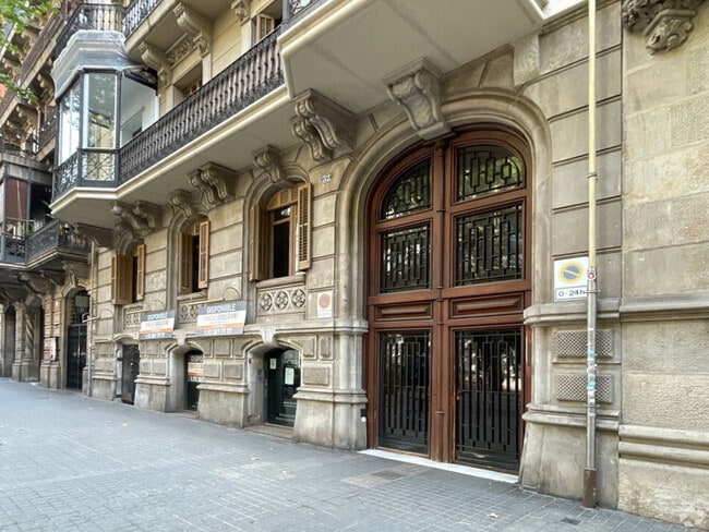 Más detalles de Carrer d'Enric Granados, Barcelona - Edificio residencial​ en venta