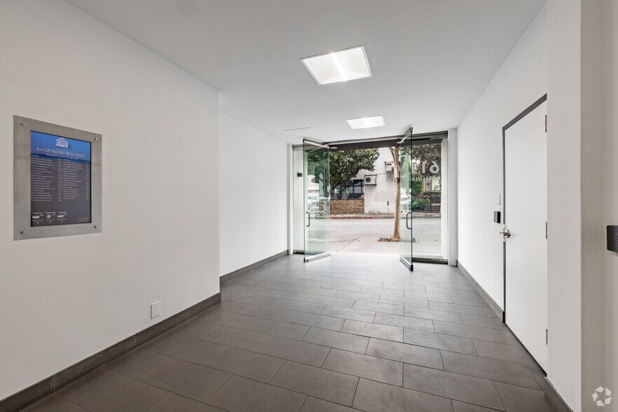 611 S Catalina St, Los Angeles, CA en alquiler - Vestíbulo - Imagen 3 de 20