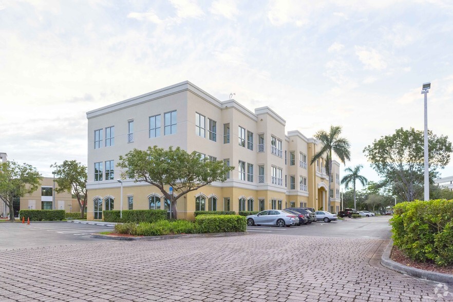 14400 NW 77th Ct, Miami Lakes, FL en alquiler - Foto del edificio - Imagen 1 de 35