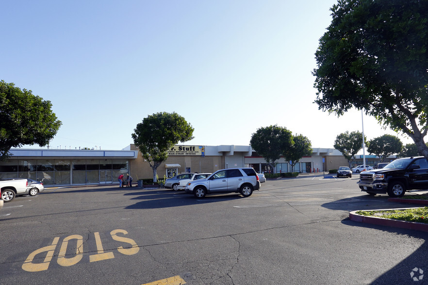 19555-19631 Parthenia St, Chatsworth, CA en alquiler - Foto del edificio - Imagen 3 de 11