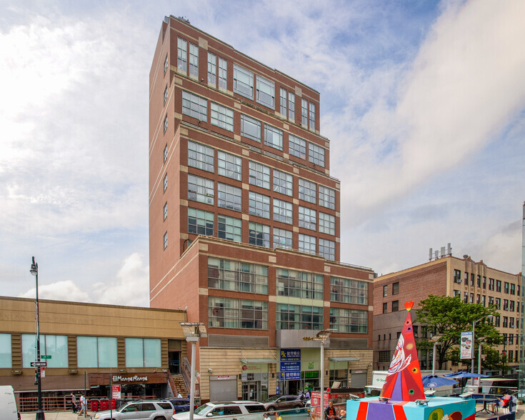 136-21 Roosevelt Ave, Flushing, NY 11354-5655, Flushing, NY en alquiler - Foto del edificio - Imagen 1 de 15