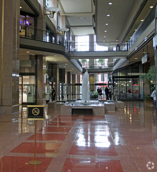 201 St. Charles Ave, New Orleans, LA en alquiler - Lobby - Imagen 2 de 2