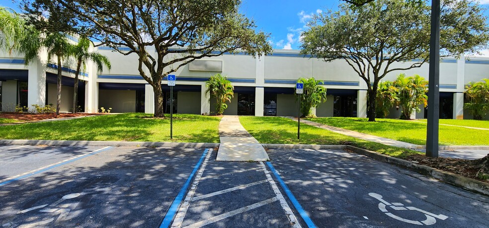 11801 NW 100th Rd, Medley, FL en alquiler - Foto del edificio - Imagen 3 de 3