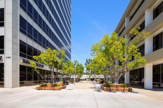 21031 Ventura Blvd, Woodland Hills, CA en alquiler Foto del edificio- Imagen 2 de 8