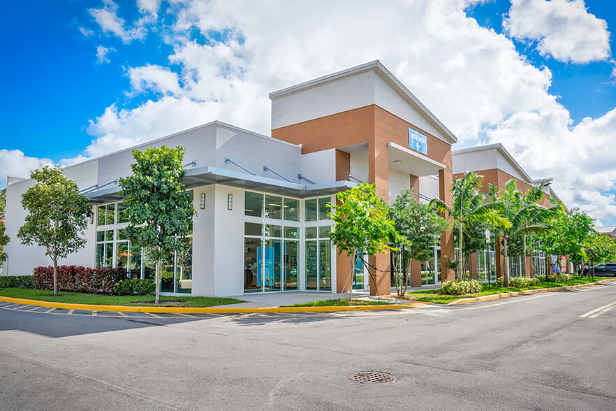 6510-6596 N University Dr, Tamarac, FL en alquiler - Foto del edificio - Imagen 2 de 13