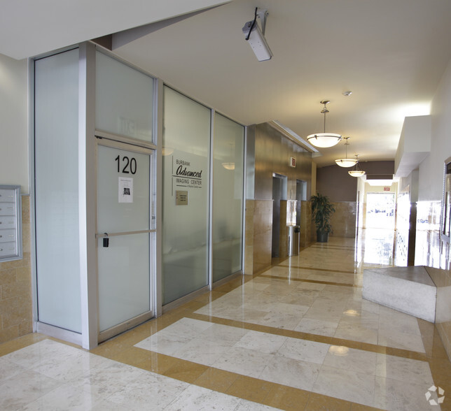 3808 W Riverside Dr, Burbank, CA en alquiler - Lobby - Imagen 2 de 5