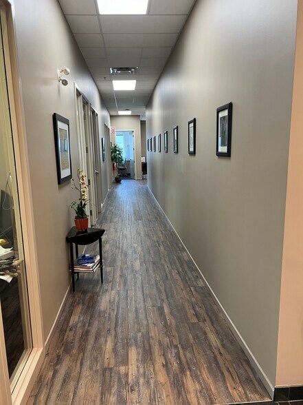 4960 Rue Levy, Saint-Laurent, QC en alquiler - Vestíbulo - Imagen 1 de 23