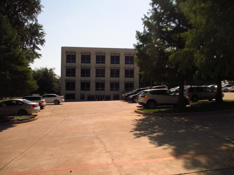 417 Oakbend Dr, Lewisville, TX en venta - Foto del edificio - Imagen 3 de 12