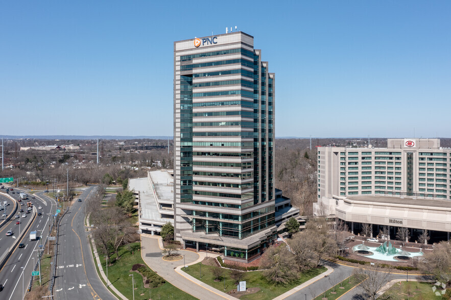 2 Tower Center Blvd, East Brunswick, NJ en alquiler - Foto del edificio - Imagen 1 de 11