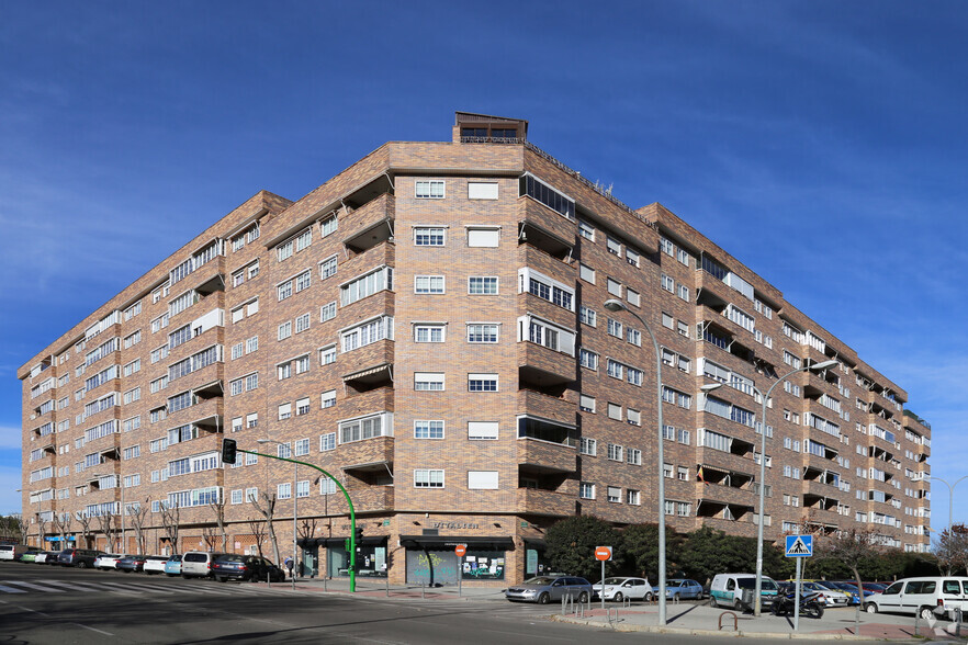 Avenida Plantío, Coslada, Madrid en alquiler - Foto del edificio - Imagen 2 de 2