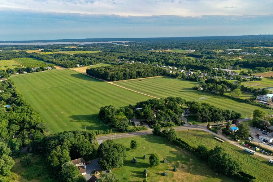 Sound Avenue, Aquebogue, NY en venta - Vista aérea - Imagen 2 de 3